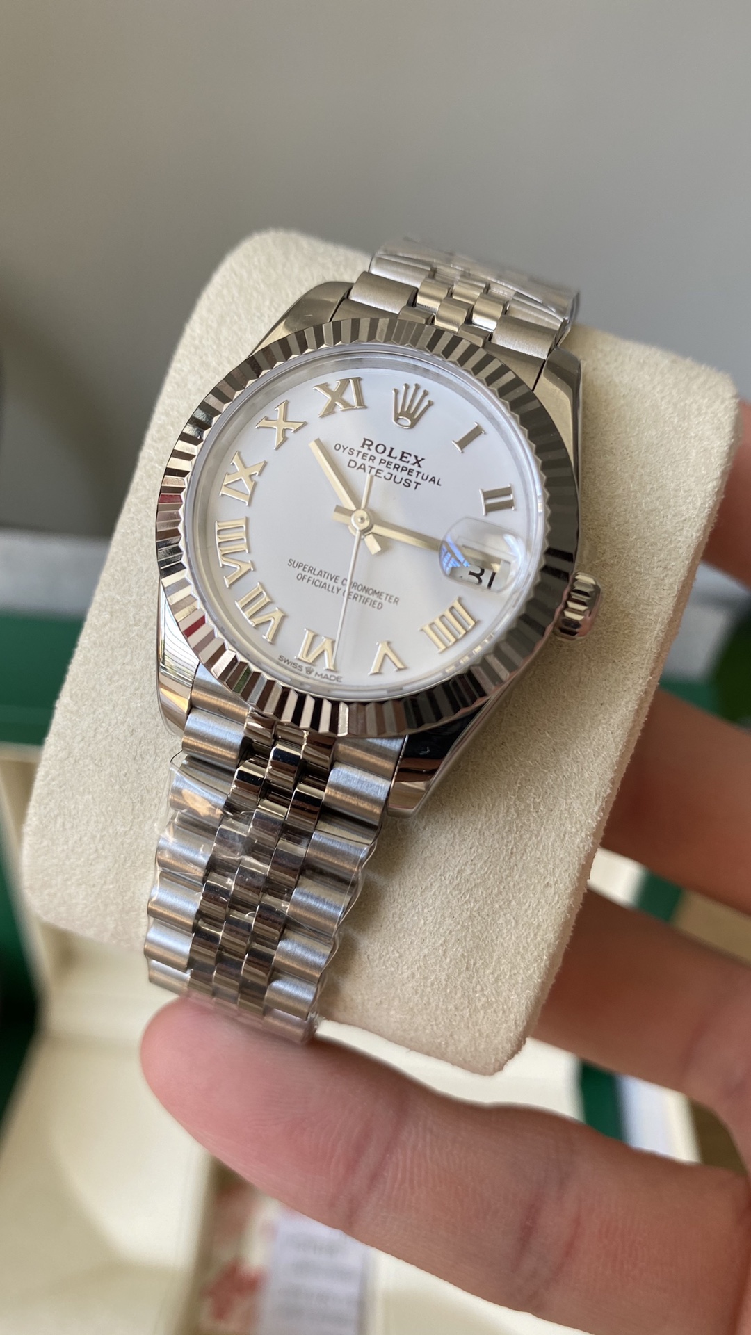 Rolex Lady Datejust 26 mm White Gold 179174-63130 Roman Automatic Watch Replica in hand front view