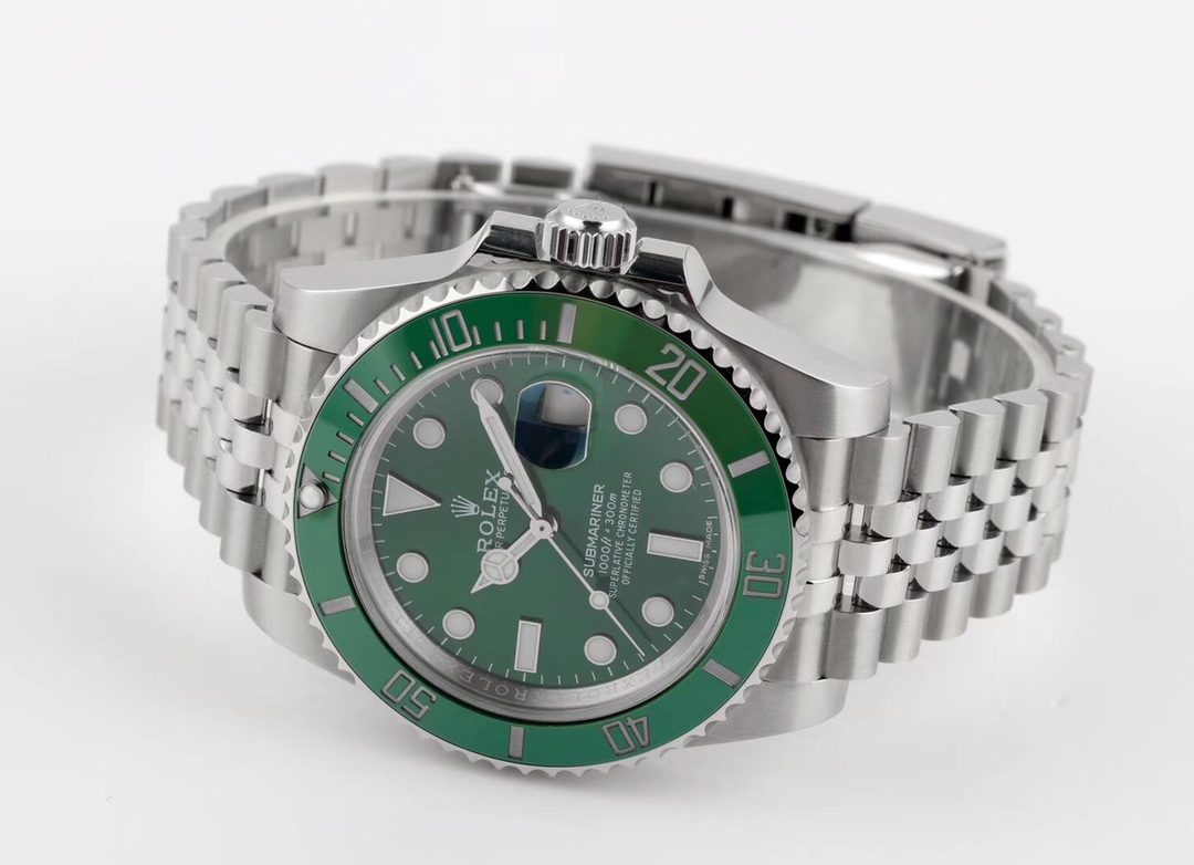 Rolex Submariner Hulka Green Dial 116610LV Men's Watch Replica lay sideway on the white background