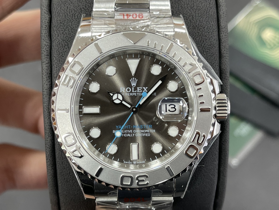 Rolex Yacht-Master 40 mm M126622-0001 Men's Watch Replica black dial and Blue second hand in hand front view