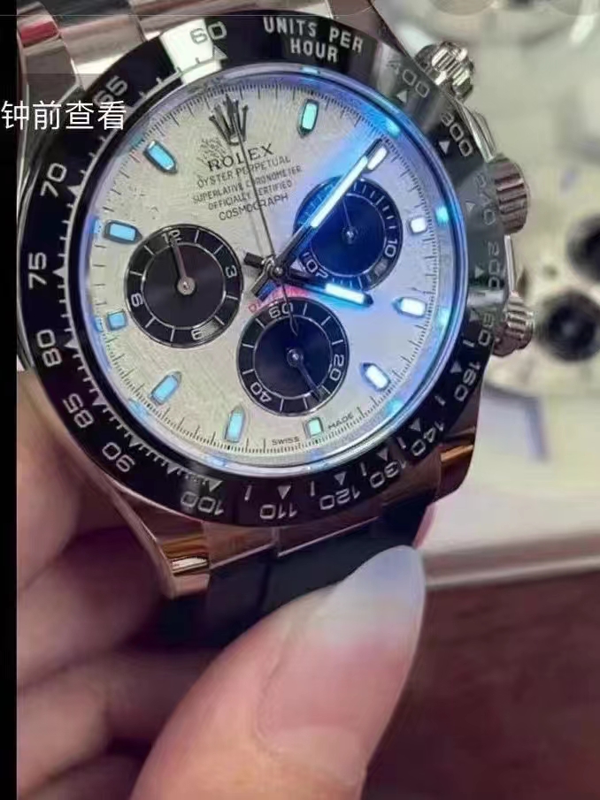 Rolex Daytona White Gold Replica displays luminous effect on hands